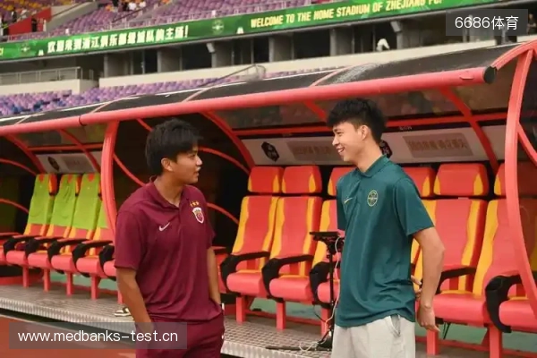 哥俩好！王钰栋评论蒯纪闻社媒 真帅兄弟；后者回复 你不在太孤单