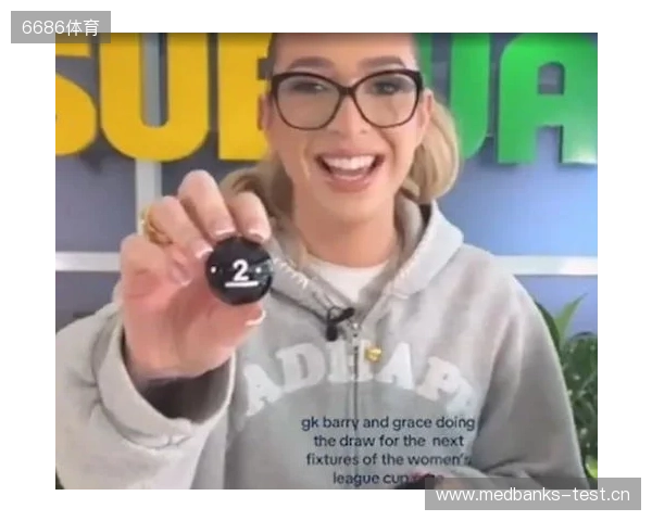 网红参加女足英联杯抽签发表反热刺言论,英女超联盟被迫道歉 网红参加女足英联杯抽签发表反热刺言论,英女超联盟被迫道歉