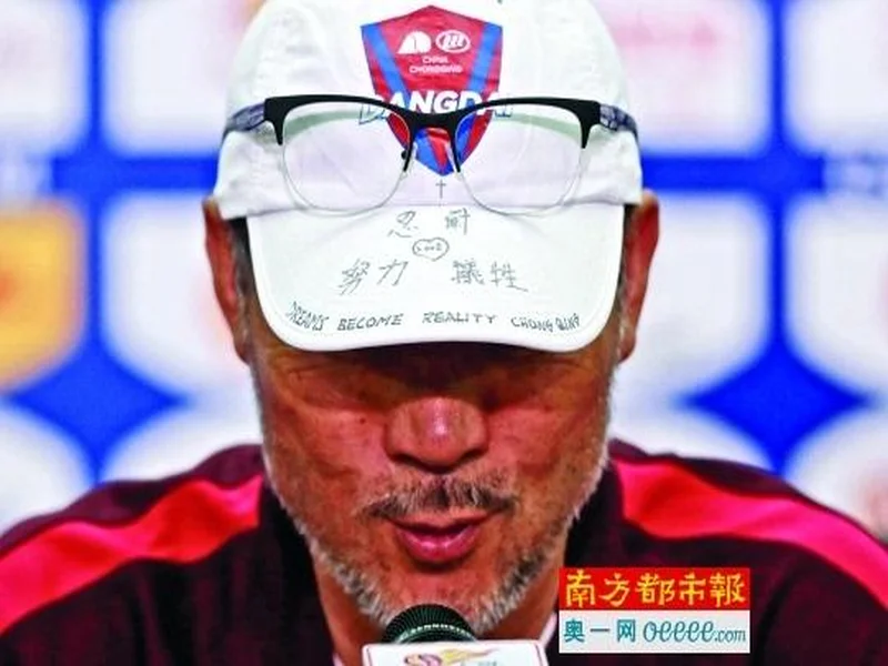 帽子上用中文写着努力、忍耐、牺牲，张外龙：是我作为教练的哲学